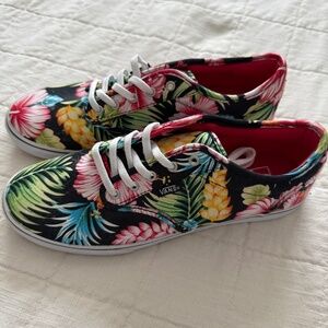 Vans Women's Floral Low-Top Sneakers – Size 8 (NEVER WORN)